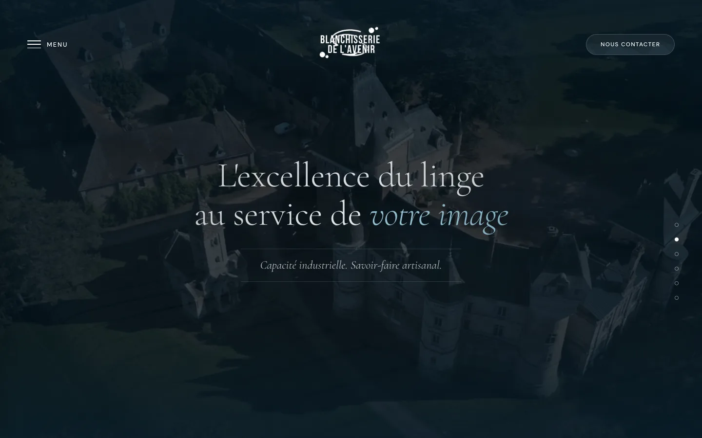 Page d'accueil du site de la Blanchisserie de l'Avenir : vue aérienne d'un château et titre « L'excellence du linge au service de votre image »